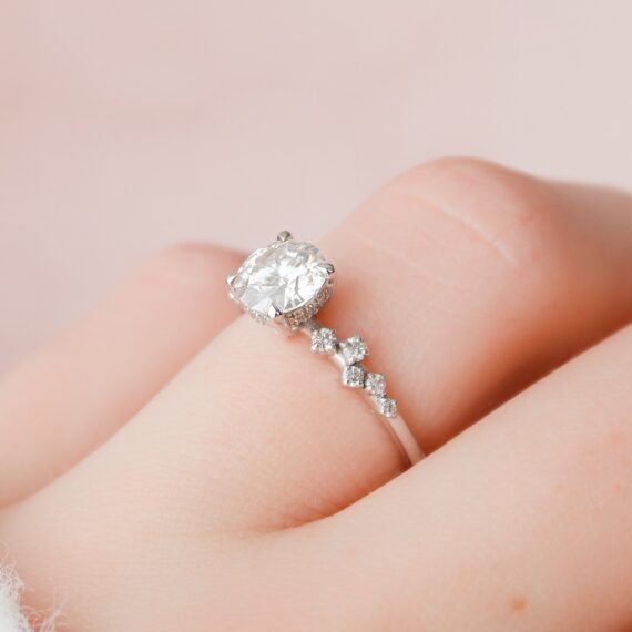 1.0 CT Round Cut Moissanite Cluster Engagement Ring